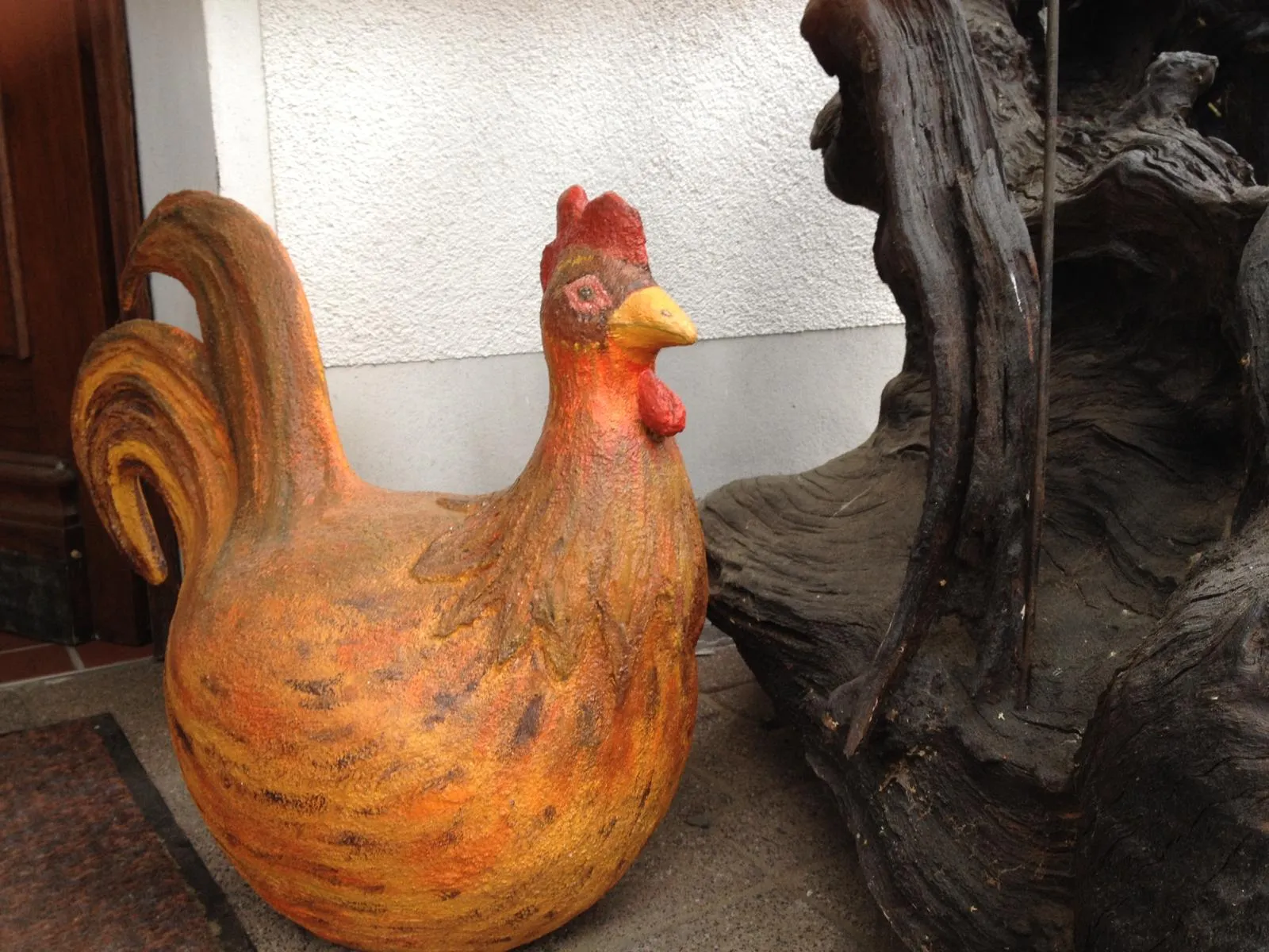 Frei modellierter Hahn aus pigmentiertem Beton