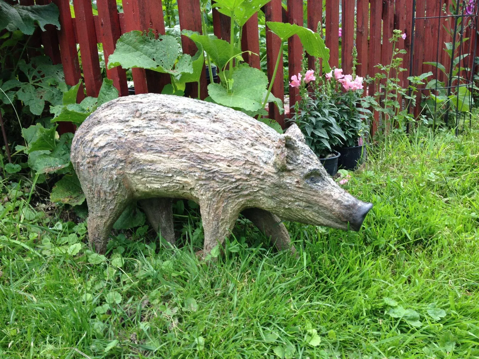 Lebensgroße Beton-Skulptur eines Wildschweins, frei modelliert