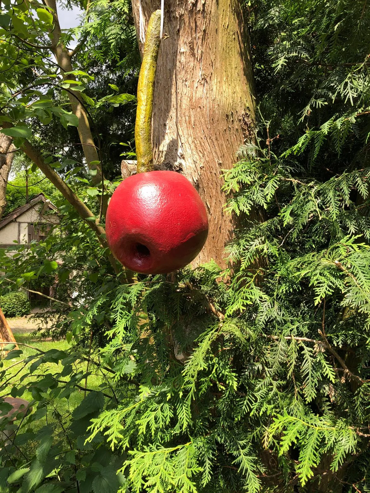 Apfel aus pigmentiertem Beton, leuchtend rot, zum Aufhängen